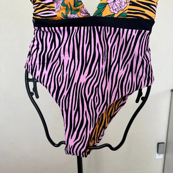 Maaji Fierce Flow One apiece Swimsuit NWOT Size M $154 - Picture 6 of 15